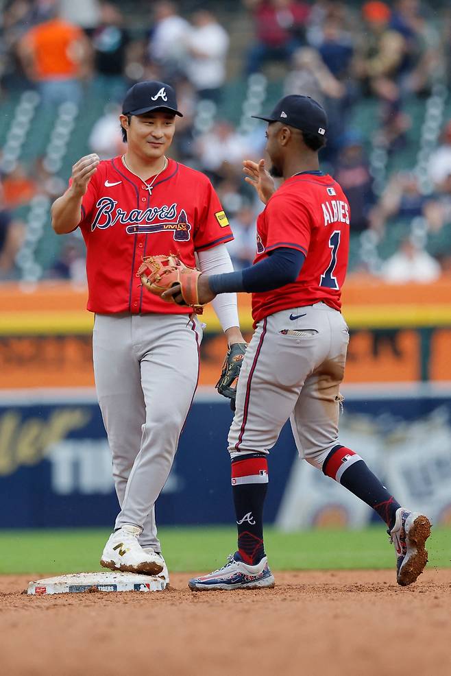 김하성이 22일(한국시각) 코메리카파크에서 열린 디트로이트전을 6대2로 승리한 뒤 2루수 아지 알비스와 하이파이브를 하고 있다. AFP연합뉴스