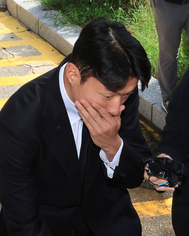 2심도 징역형 집행유예 선고 받은 황의조
(서울=연합뉴스) 최재구 기자 = 축구선수 황의조씨가 4일 서울 서초구 서울중앙지법에서 열린 성폭력범죄의 처벌 등에 관한 특례법 위반(카메라 등 이용촬영) 혐의 2심 선고재판에서 징역형 집행유예 선고를 받고 법원을 나서며 기자의 질문에 답하고 있다. 2025.9.4