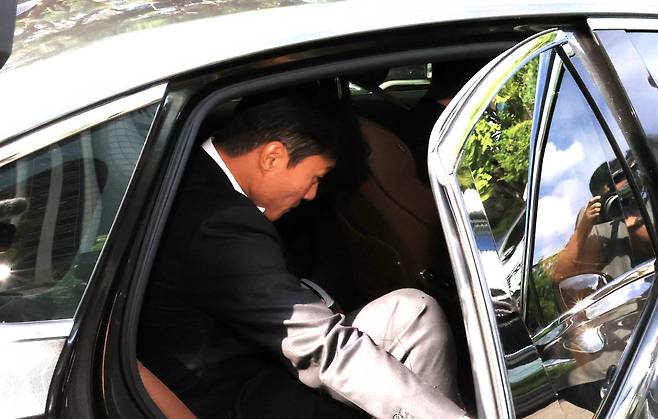 2심도 징역형 집행유예 선고 받은 황의조
(서울=연합뉴스) 최재구 기자 = 축구선수 황의조씨가 4일 서울 서초구 서울중앙지법에서 열린 성폭력범죄의 처벌 등에 관한 특례법 위반(카메라 등 이용촬영) 혐의 2심 선고재판에서 징역형 집행유예 선고를 받고 법원을 나서며 기자의 질문에 답하고 있다. 2025.9.4