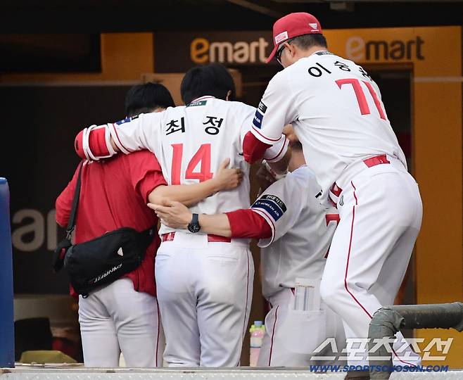 이숭용 감독의 부축을 받으며 교체되고 있는 최정.