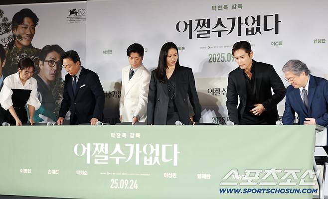 영화 '어쩔수가 없다' 언론시사회 및 기자간담회가 22일 오후 서울 용산구 아이파크몰 CGV에서 열렸다. 배우와 감독이 무대에 오르고 있다. 상암=정재근 기자 cjg@sportschosun.com/2025.9.22/