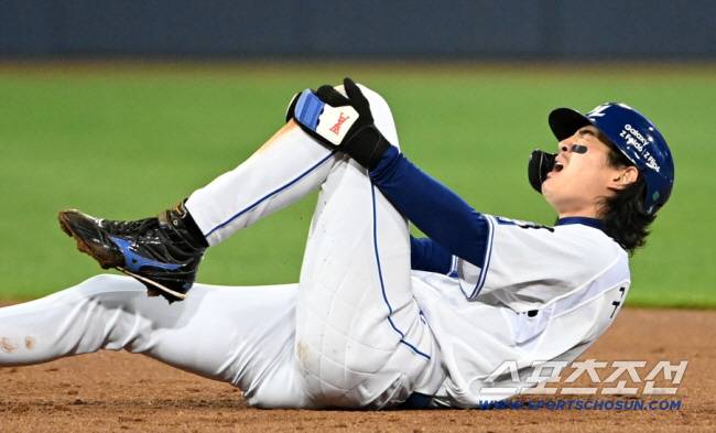 지난해 10월15일 대구삼성라이온즈파크에서 열린 LG와 삼성의 플레이오프 2차전,1회말 2사 1루 삼성 디아즈 타석때 1루주자 구자욱이 2루 도루를 성공한 후 왼쪽 무릎을 부여잡으며 고통스러워 하고 있다. 대구=허상욱 기자 wook@sportschosun.com/2024.10.15/