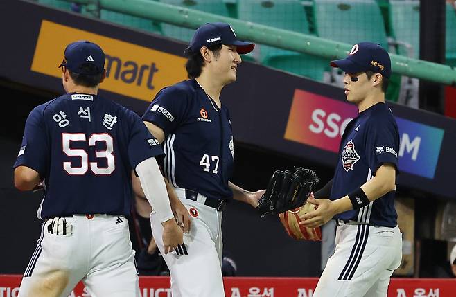 두산 곽빈이 22일 SSG전에 등판해 5회말까지 무실점으로 마친 뒤 동료들과 하이파이브를 하고 있다. 연합뉴스