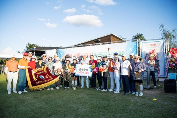 제7회 서울시장기 파크골프대회에서 종합우승을 차지한 송파구협회 선수단이 우승기와 상금 표지판을 들고 환하게 웃고 있다. 사진=서울시파크골프협회 제공&nbsp;&nbsp;