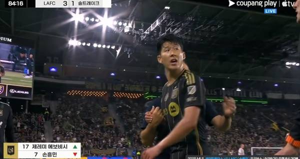 심판에게 격한 항의를 펼치는 손흥민. ⓒ쿠팡플레이