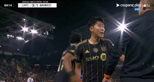 심판에게 격한 항의를 펼치는 손흥민. ⓒ쿠팡플레이