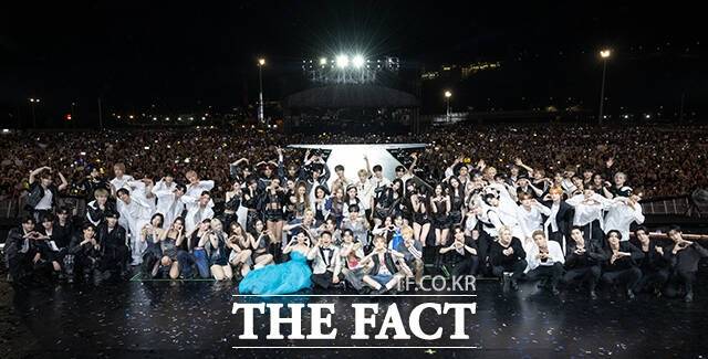 <더팩트>가 주최하고 팬앤스타와 더스퀘어이엔엠이 주관하는 '2025 더팩트 뮤직 어워즈(TMA)'가 20일 '마카오 아웃도어 퍼포먼스 베뉴'에서 3만여 글로벌 팬들과 함께 K-POP의 현재와 미래를 아우르는 아티스트들이 참여한 가운데 4시간의 화려한 공연을 마친 뒤 단체 기념사진을 찍고 있다./마카오=박헌우 기자