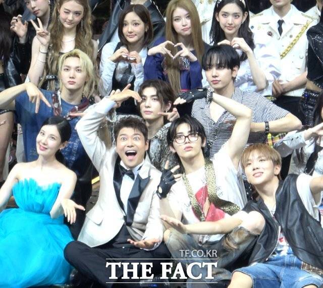 TMA 시그니처 MC 전현무와 서현을 중심으로 아티스트들이 모여 기념사진을 찍고 있는 장면./마카오=김민지 기자