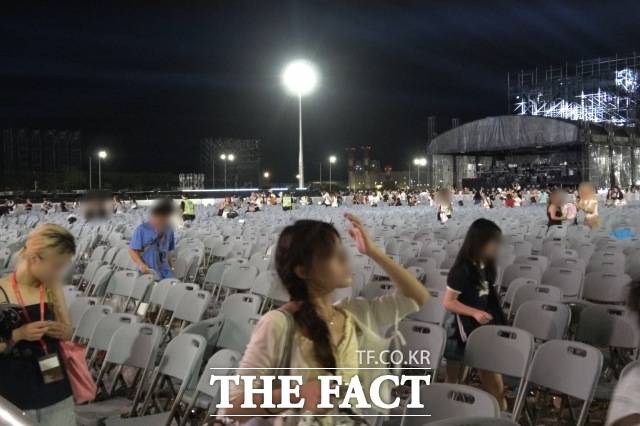 4시간여 동안 달아올랐던 공연 열기를 뒤로 하고 아쉬운 발걸음을 옮기고 있는 팬들./마카오=김민지 기자