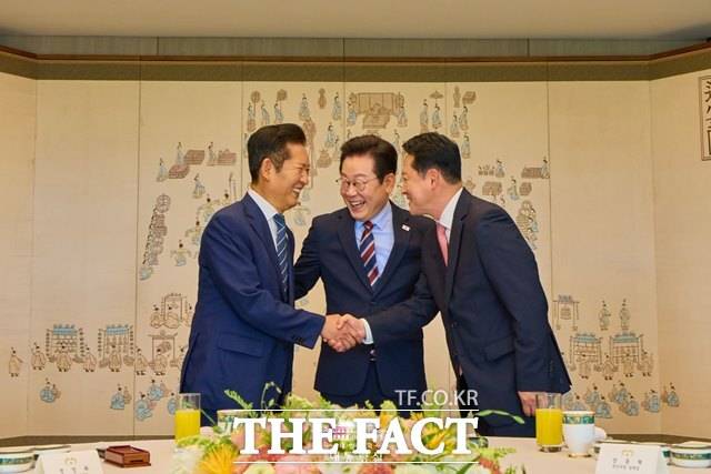 이재명 대통령이 8일 오후 용산 대통령실에서 가진 여야 당대표 오찬 회동에서 정청래 더불어민주당 대표, 장동혁 국민의힘 대표와 인사를 나누고 있다. 하지만 여야 당대표는 다음날부터 서로를 향한 공격에 나섰다. /대통령실