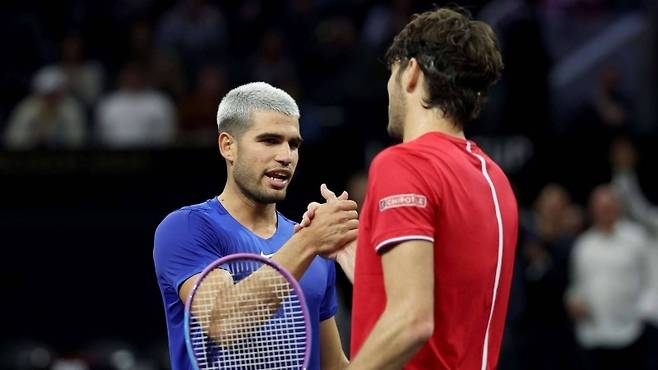 2025 레이버컵 둘째날 격돌한 카를로스 알카라스(왼쪽)와 테일러 프리츠. 유럽팀의 알카라스가 세계팀의 프리츠에 일격을 당했다.사진/ATP 투어