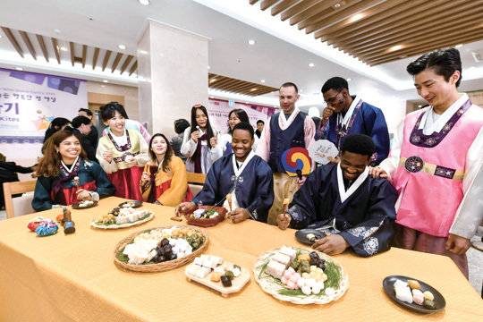 ‘2025 지구촌 가족과 함께 나누는 행복한 설 명절’ 행사에 참여한 각국 외국인들이 떡을 나누며 웃음꽃을 피웠다.