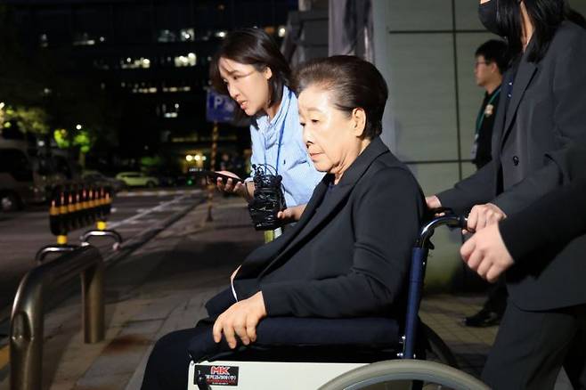 한학자 통일교 총재가 22일 서울중앙지법에서 구속 전 피의자 심문(영장실질심사)을 마친 뒤 법정을 나서고 있다. 연합뉴스