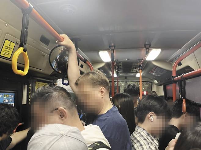 토요일인 20일 오전 2시 서울 N72번 심야 버스가 외국인 관광객들로 가득 찼다. N72번 버스는 외국인 관광객이 많이 찾는 홍대·신촌·이태원 등을 통과해 새벽에도 붐빈다. 요즘에는 ‘외국인 만원 버스’가 됐다./최하연 기자