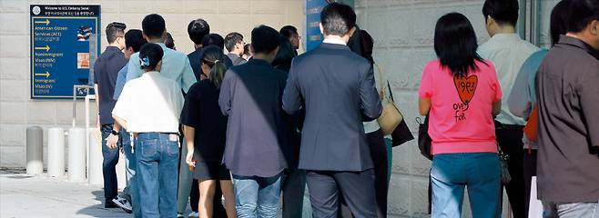 연합뉴스美 대사관 앞 ‘비자 대기줄’  지난 15일 서울 종로구 주한 미국 대사관 앞에서 비자 업무를 보기 위해 방문한 시민들이 줄지어 서 있다. 트럼프 대통령은 외국인이 자국민의 일자리를 빼앗고 있다는 보수 진영의 주장에 호응해 전문직 취업 비자인 ‘H-1B’ 비자 신청 수수료를 1억4000만원으로 100배 인상했다. 트럼프 정부의 반이민 정책에 따라 미국 비자 발급이 점점 더 까다로워지고 있다.