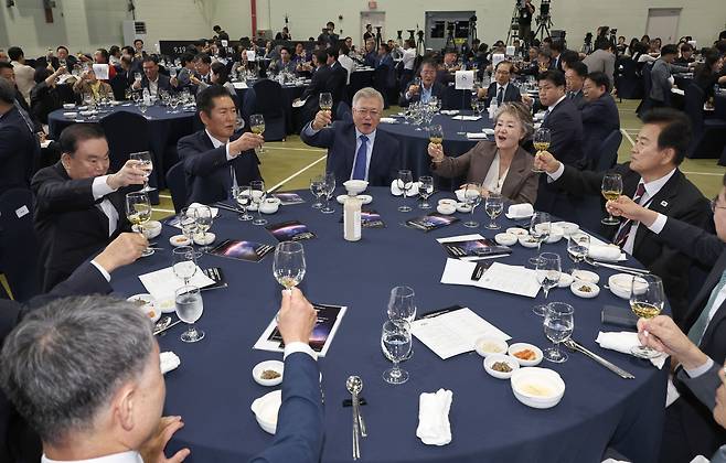 19일 경기 파주시에서 열린 ‘9·19 평양 공동선언 7주년 기념식’에 참석한 여권 인사들이 개막식에서 건배를 하는 모습 /국회사진기자단