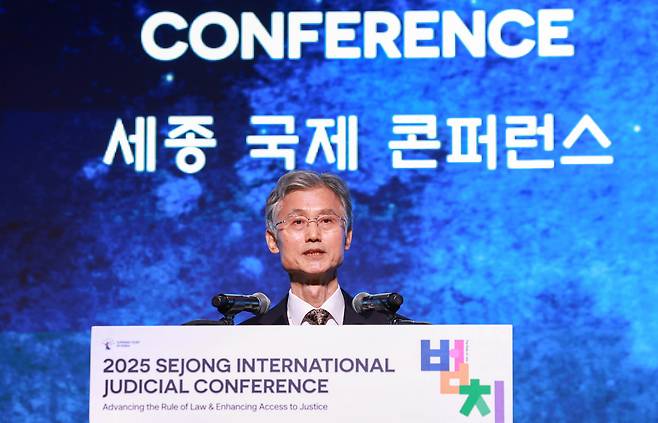 조희대 대법원장이 22일 서울 중구 신라호텔에서 열린 '2025 세종 국제 콘퍼런스' 개회식에서 개회사를 하고 있다. /연합뉴스