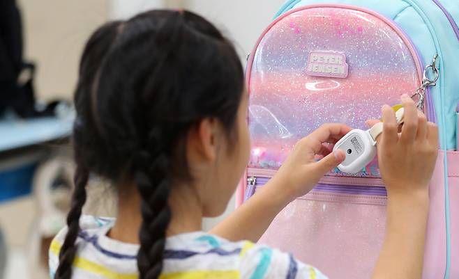 전국에서 아동 유괴 시도 사건이 잇따른 가운데, 12일 서울 모 초등학교 저학년 학생들이 초등 안심벨(위급상황시 누르면 큰 소리가 나는 장치) 사용법을 배우고 있다. /뉴스1