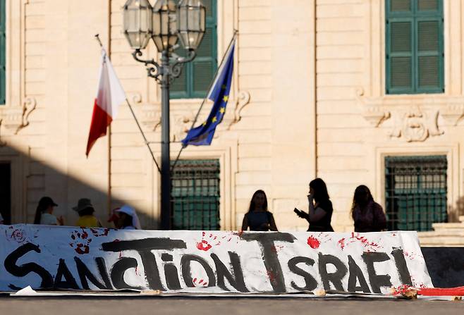 몰타 총리 로버트 아벨라가 앞으로 며칠 안에 팔레스타인을 공식적으로 인정할 것이라고 발표한 후, 시위대가 가자지구 희생자들과 연대해 발레타의 오베르주 드 카스티유(Auberge de Castille)에서 시위를 벌이고 있다./연합뉴스