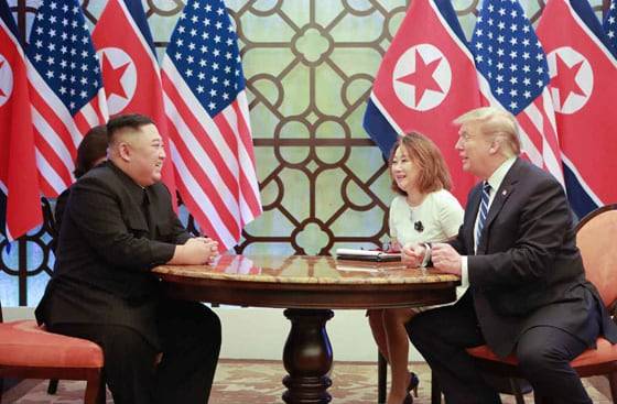 지난 2019년 김정은 북한 노동당 총비서와 도널드 트럼프 미국 대통령이 베트남 하노이 메트로폴 호텔에서 정상회담을 갖고 있는 모습. /조선DB