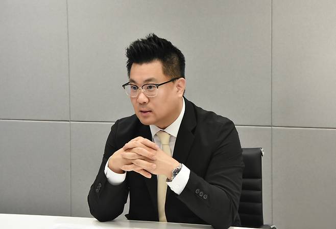 강한성 맘스터치 전략지원부문장이 지난 17일 서울 중구 맘스터치 본사에서 조선비즈와 인터뷰하고 있다./맘스터치 제공