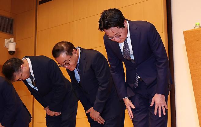 조좌진 롯데카드 대표이사(오른쪽)가 지난 18일 서울 중구 부영태평빌딩 컨벤션홀에서 열린 언론 브리핑에서 롯데카드 대규모 해킹 사고 관련 대국민 사과를 하고 있다. /뉴스1