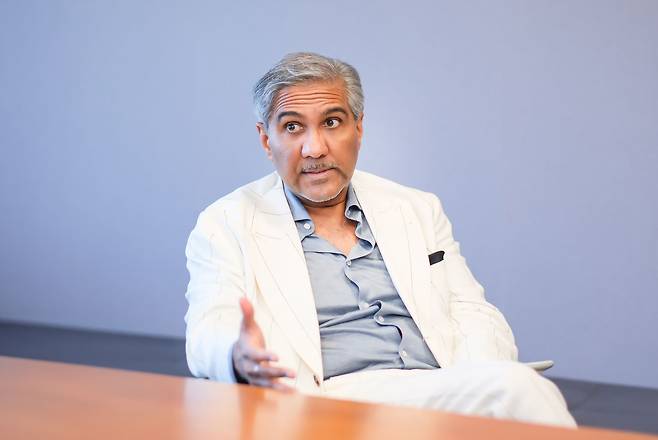 카우식 레이(Kausik Ray) 영국 임페리얼 칼리지 런던(Imperial College London) 심장내과 교수는 지난 11일 서울에서 조선비즈와 만나 “콜레스테롤은 한순간의 문제가 아니라 평생 누적되는 위험”이라며 "과거의 고위험 환자 중심 치료에서 벗어나, 콜레스테롤 수치가 낮더라도 조기에 관리해 장기적으로 심혈관질환 발생을 줄여야 한다"고 강조했다. /허지윤 기자