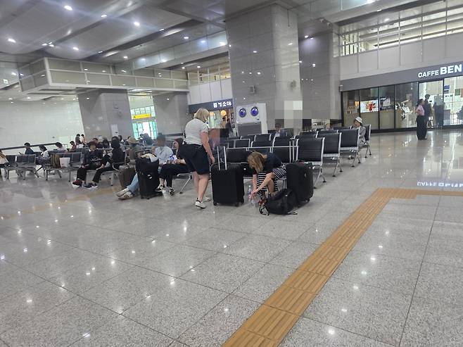 지난 19일 경주역. 외국인 관광객들이 서울행 열차를 기다리고 있다. /최효정 기자