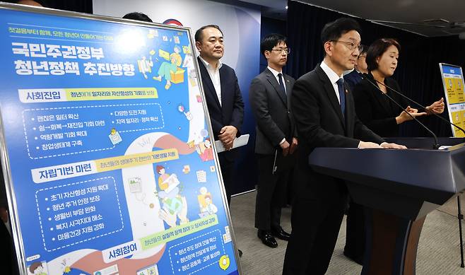 윤창렬 국무조정실장이 22일 서울 종로구 정부서울청사에서 국민주권정부 청년정책 추진방향 관련 브리핑을 하고 있다.  /뉴스1