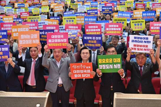 김태흠 지사는 22일 민선8기 4년차 시군 방문 다섯 번째 일정으로 서천문예의전당 대강당에서 '도민과의 대화'를 진행했다. 충남도 제공