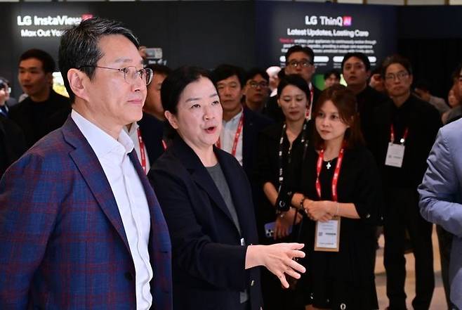 LG전자 조주완 CEO가 5일(현지시간) IFA 2025 LG전자 부스를 살펴보고 있다.ⓒLG전자