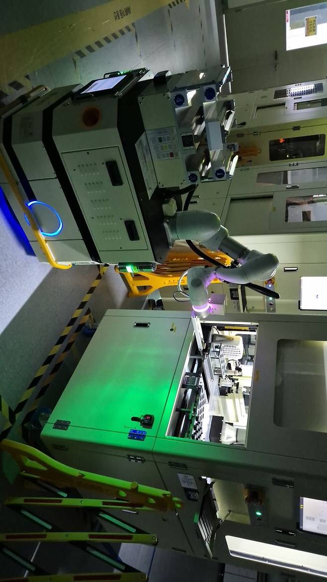 LG화학이 자동화 로봇이 로봇 자동화 실험실(ASL)에서 야간 분석 실험을 하고 있다. ⓒLG화학