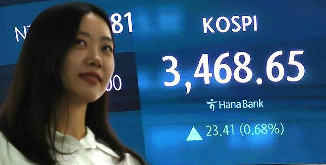 22일 오후 서울 중구 하나은행 딜링룸에서 딜러들이 업무를 하고 있다. ⓒ뉴시스