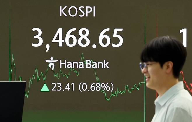 22일 오후 서울 중구 하나은행 딜링룸에서 딜러들이 업무를 하고 있다. ⓒ뉴시스