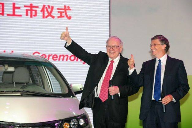 워런 버핏(왼쪽) 버크셔 해서웨이 회장이 2010년 9월29일 중국 베이징에서 빌 게이츠 마이크로소프트(MS) 회장과 함께 비야디 전기차 출시 행사에 참석해 엄지척하고 있다. ⓒ AFP/연합뉴스