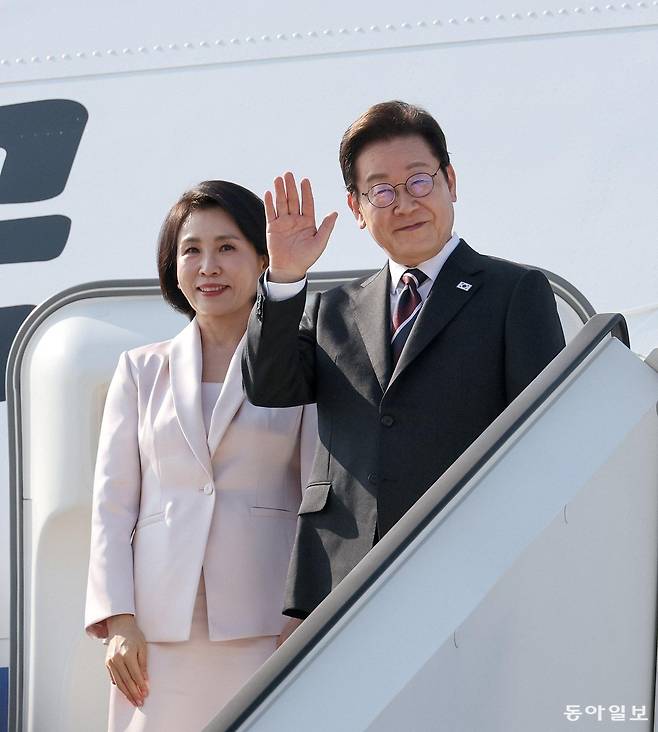 이재명 대통령과 김혜경 여사가 1박2일 방일 일정을 마치고 24일 오후 도쿄 하네다공항에서 미국 워싱턴으로 향하는 공군1호기에 올라 인사하고 있다. 2025.08.24 송은석 기자 silverstone@donga.com