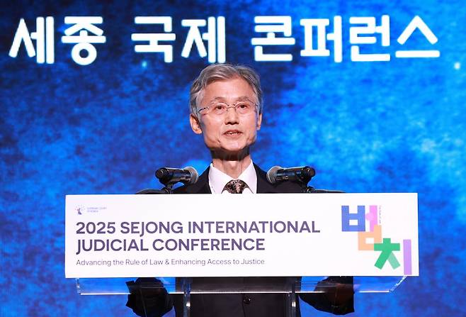 조희대 대법원장이 22일 오전 서울 중구 신라호텔에서 열린 2025 세종 국제 콘퍼런스에 참석해 축사를 하고 있다. 뉴시스