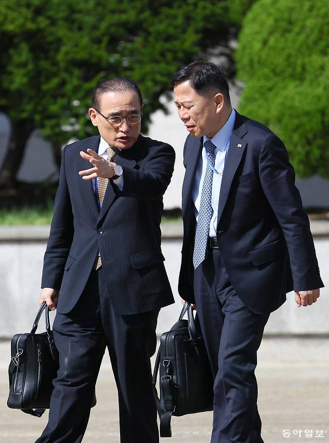 위성락 국가안보실장이 22일 이재명 대통령과 유엔총회 동행을 위해 경기도 성남 서울공항에서 공군 1호기로 이동하고 있다. 대통령실사진기자단 2025.09.22