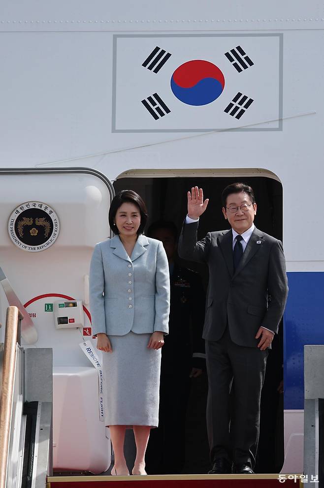 이재명 대통령과 부인 김혜경 여사가 22일 경기 성남 서울공항에서 공군 1호기에 탑승 전 인사를 하고 있다. 이 대통령은 유엔총회 참석차 미국 뉴욕으로 출국해 한국 정상 최초로 안전보장이사회(안보리) 공개 토의를 주재한다. 대통령실사진기자단 2025.09.22 송은석 기자 silverstone@donga.com