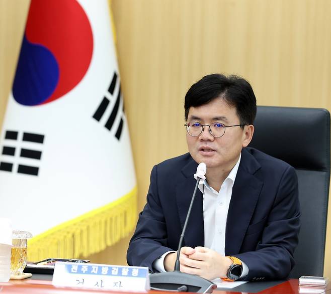 신대경 전주지검 검사장이 22일 전북 전주시 전주지방검찰청에서 열린 취임 후 첫 기자간담회에 참석해 질의에 답변을 하고 있다. 뉴스1