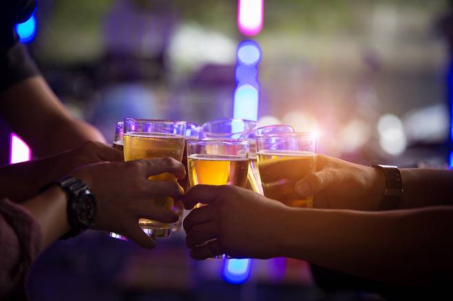 태국에서 주류 규제가 강화되면서 허용 시간 외 술집에서 술을 마신 소비자도 벌금 대상이 됐다. [게티 이미지]