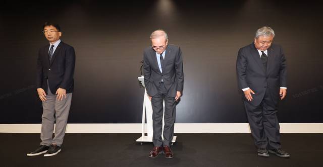 김영섭(가운데) KT 대표가 11일 서울 종로구 KT광화문빌딩 웨스트 사옥에서 소액결제 피해에 대해 머리 숙여 사과하고 있다. 박동욱기자 fufus@