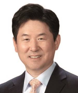 신재훈 - 리버스톤 자산운용 사장, 서울대 경영학 학·석사, 미국 시카고대 MBA, 서강대 경영학 박사, ‘비욘드 스트래티지’‘야구 보는 CEO’ 저자