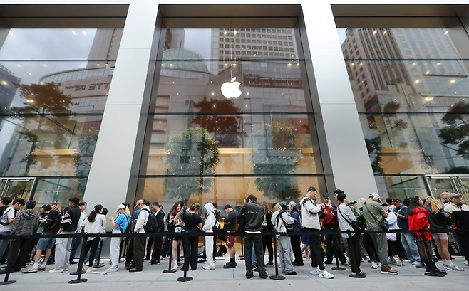 애플의 신제품의 정식 판매가 시작되는 19일 아침 서울 중구 애플 명동 앞에 시민들이 구매를 위해 줄을 서고 있다.