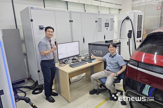 한국전기연구원 안상필 전기에너지평가본부장(왼쪽)과 서우현 지능형에너지시험실장.