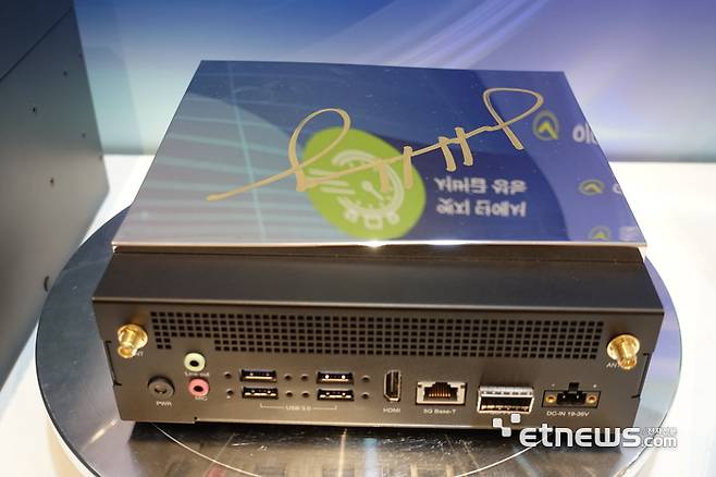 젠슨 황 엔비디아 CEO가 친필 사인한 'MIC-743'