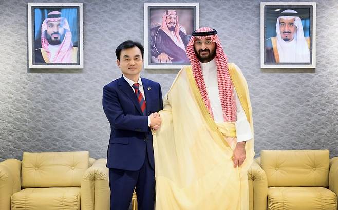 안규백 국방부 장관이 21일(현지시간) 사우디아라비아 리야드에서 압둘라 빈 반다르 사우디 국가방위부 장관과 기념 촬영하고 있다. 국방부 제공