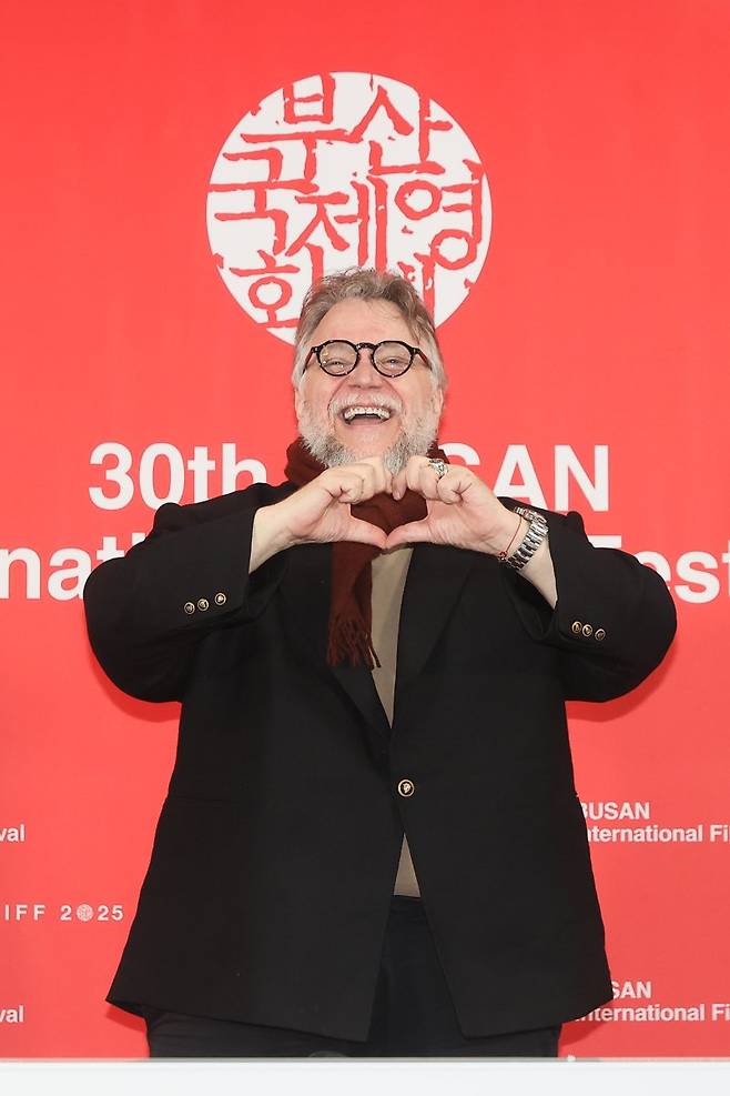 영화 '프랑켄슈타인'의 기예르모 델 토로 감독이 지난 19일 부산 해운대구 영화의전당에서 열린 제30회 부산국제영화제 '프랑켄슈타인' 기자회견에서 포즈를 취하고 있다. 연합뉴스