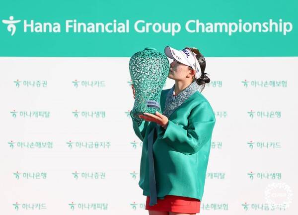 2025년 한국여자프로골프(KLPGA) 투어 하나금융그룹 챔피언십 우승을 차지한 이다연 프로가 우승 트로피를 들고 기념 촬영하는 모습이다. 사진제공=KLPGA (사진을 무단으로 사용하지 마십시오.)