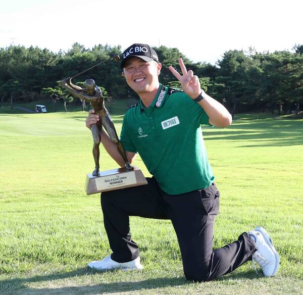 2025년 한국프로골프(KPGA) 투어 골프존 오픈 우승을 차지한 박성국 프로가 우승 트로피를 들고 기념 촬영하는 모습이다. 사진제공=KPGA (사진을 무단으로 사용하지 마십시오.)